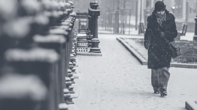 街上行走的人的灰度照片
